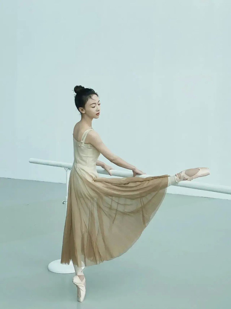 所以即使身边人建议她在初舞台选择跳热舞或是女团舞时,她都不忘初心「我说还是想坚持跳芭蕾」。