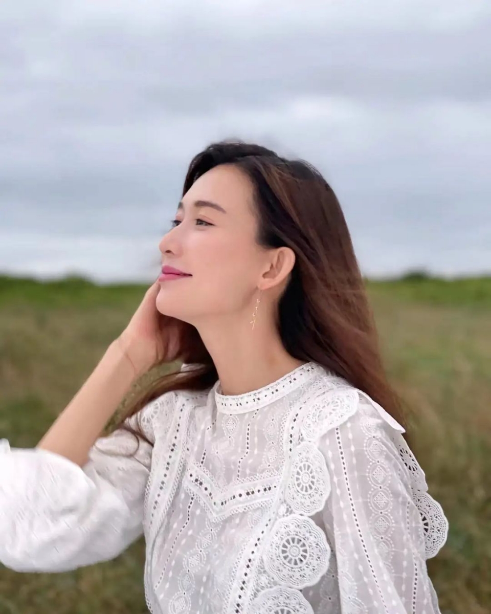 日前林志玲就在新书的自序中感性写道「这是送给儿子的礼物」～