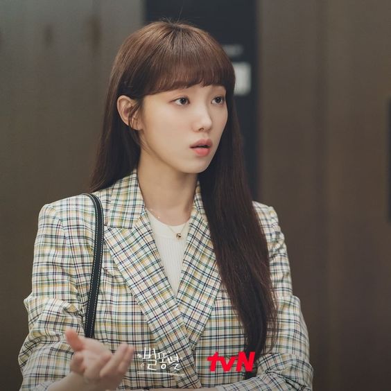 选一件普通的T恤做内搭套上格子外套,这种穿法非常有干练的御姐风!