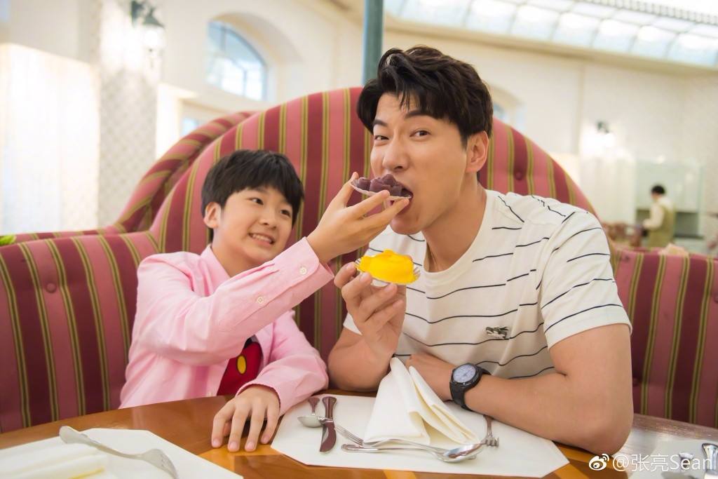 而现年15岁的天天和女友的亲密合照被曝出后,就有不少网友针对该名女生的长相、以及天天的早恋话题展开讨论。