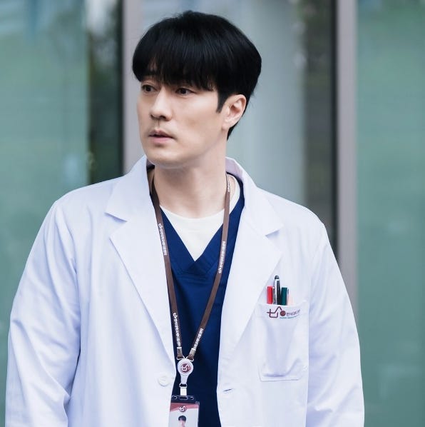 日前已经公开了《Dr.Lawyer》的第二版预告片，苏志燮先从医生成为了囚犯、再以律师身份帅气回归