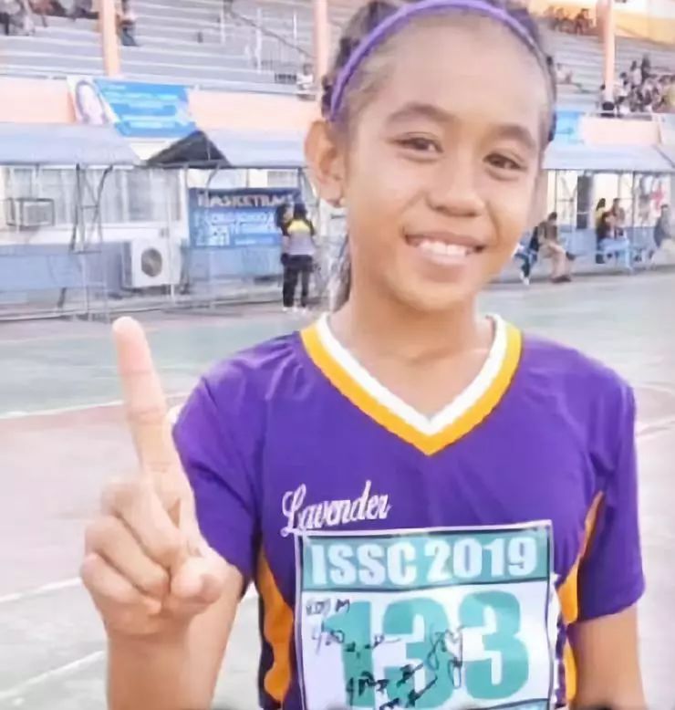 该名女童的名字叫蕾雅，是一位来自菲律宾的11岁贫穷女孩。