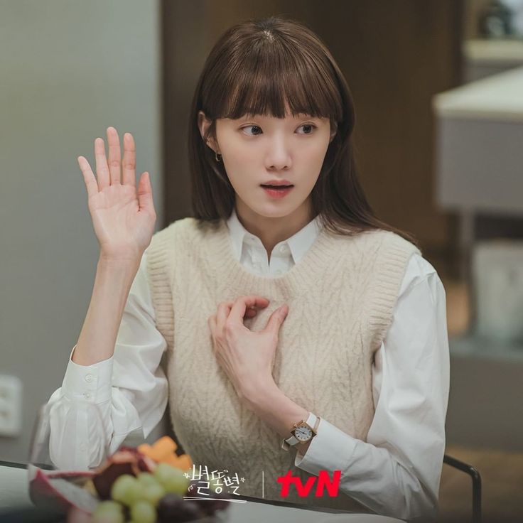 比较减龄的通勤穿搭非常有学院风,内搭可以选长袖白衬衫更时尚好看。