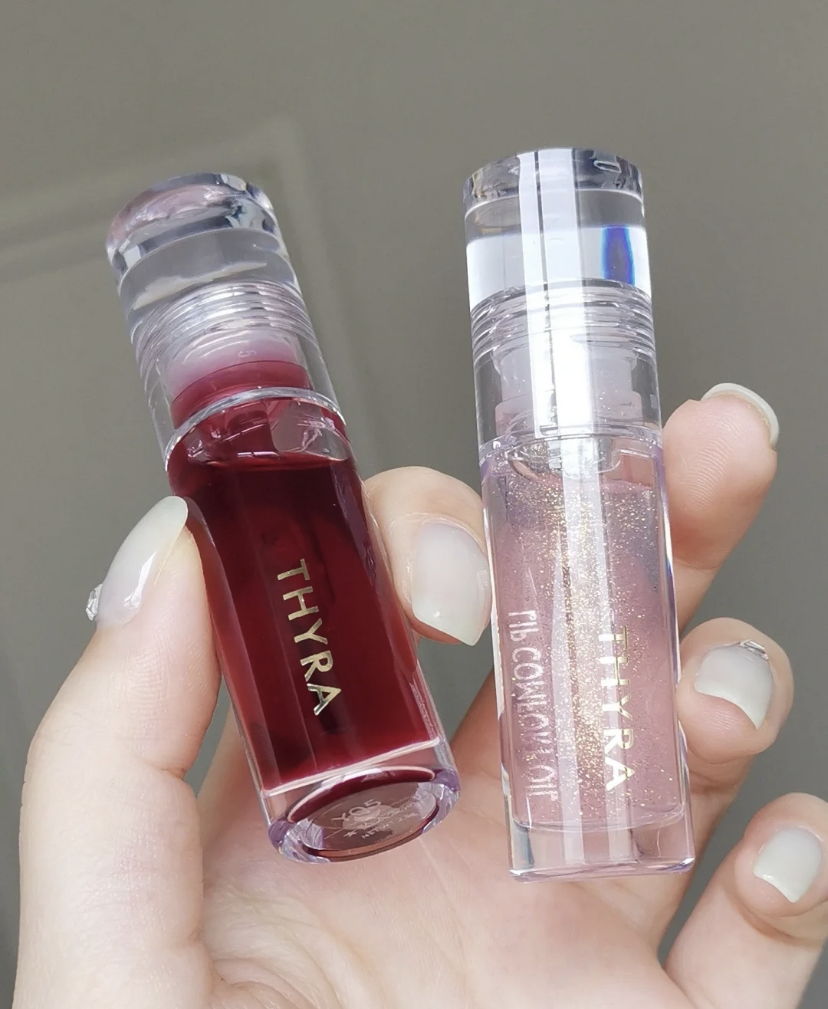 质地像是水一样清透的唇油，有透明款和自然浆果色，素颜涂可以选择有色款哦！