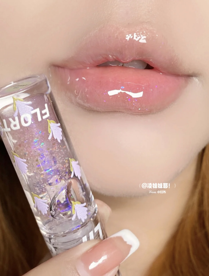 有着碎花壳子设计非常有少女心，质地不会很黏腻，碎闪的效果也绝了！