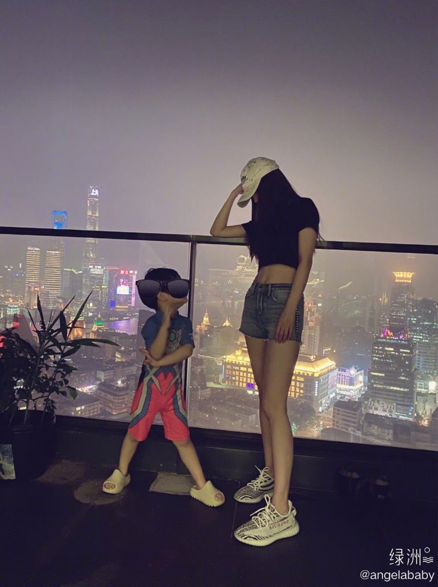 众所周知,Angelababy和儿子“小海绵”关系非常好~