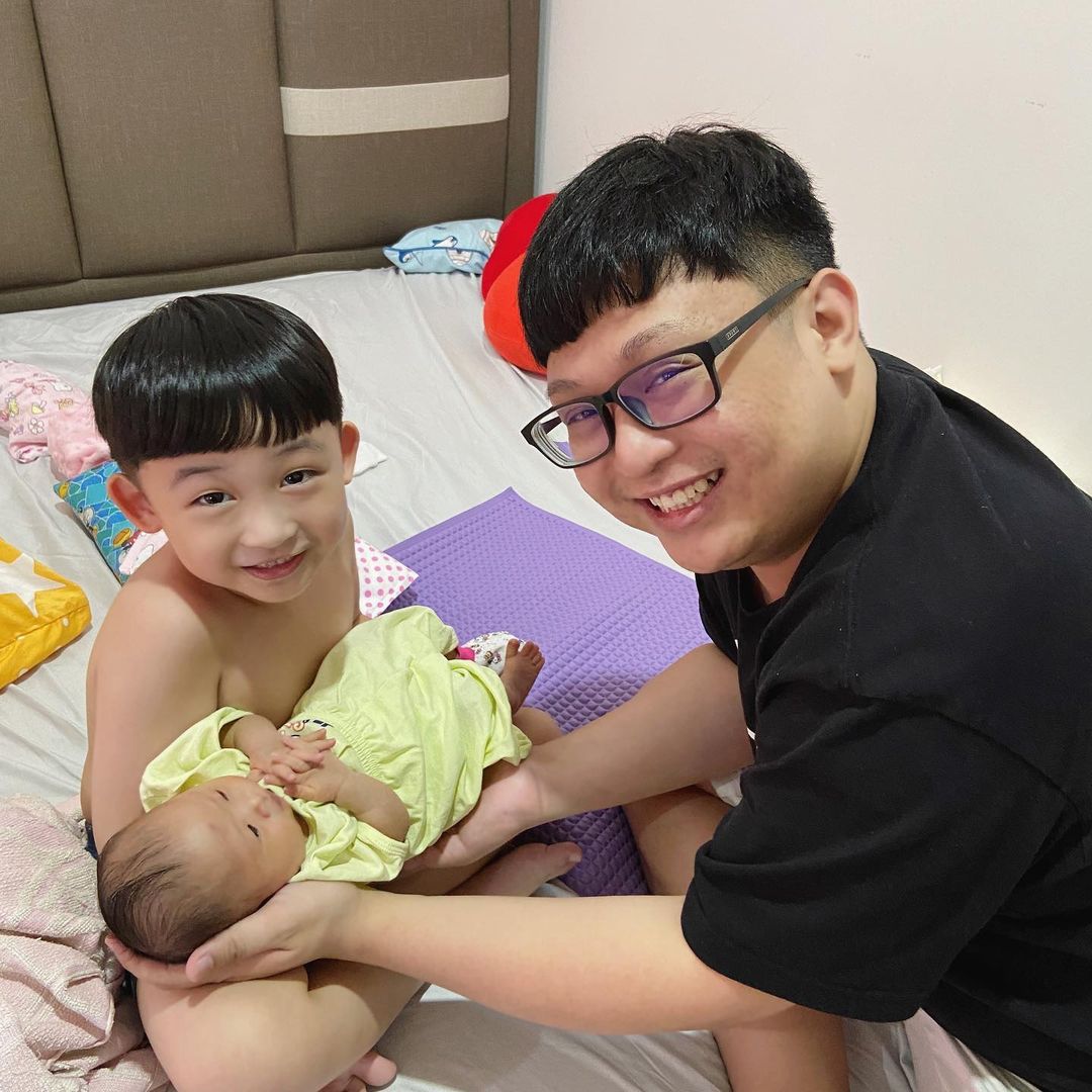 伟鸿悄悄准备了红包递给了阿轩