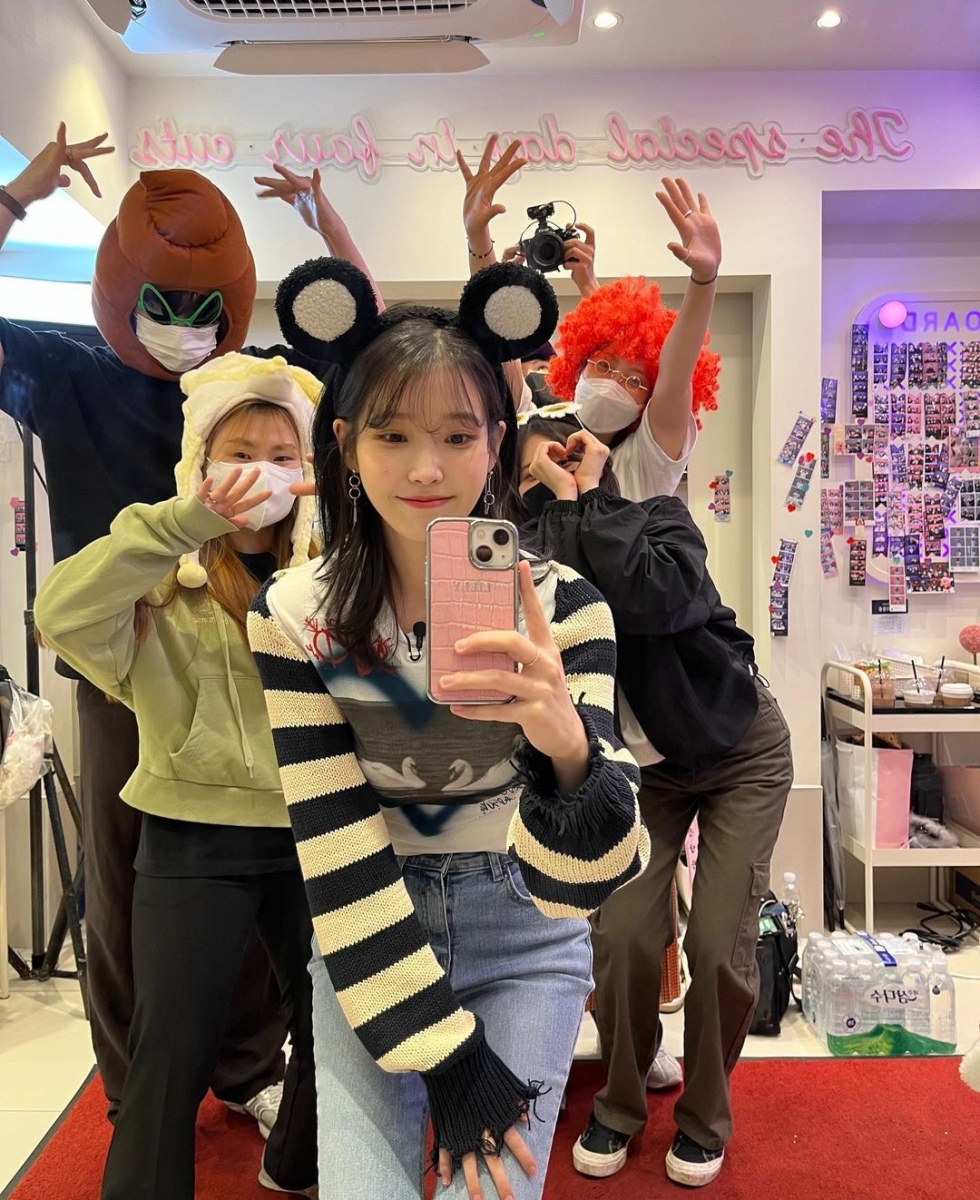 IU 也是演艺圈中著名的“善心天使”,多年以来坚持做公益,获得了大众的赞赏。