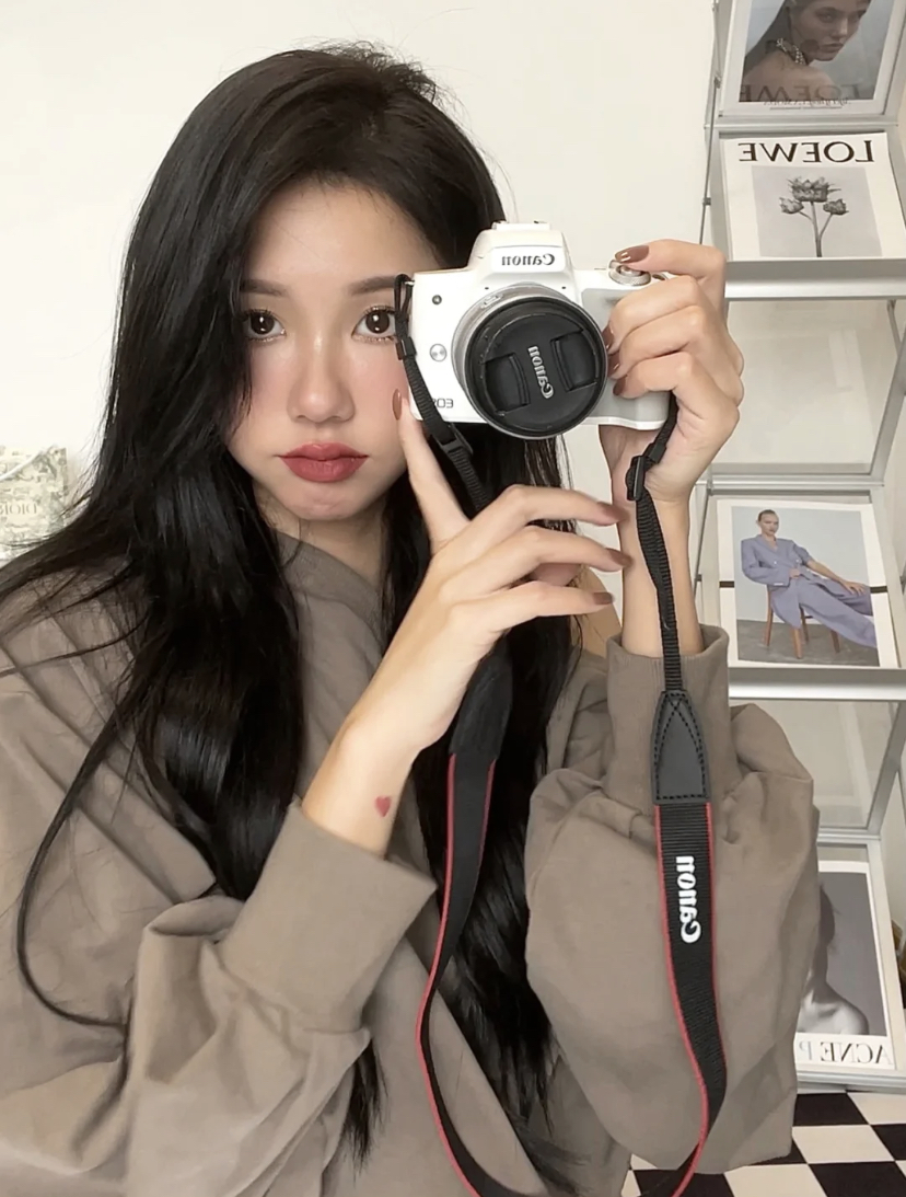 它的色彩和聚焦能力的表现能力好,同样带有美颜功能,无论是拍摄视频或照片都非常好看!