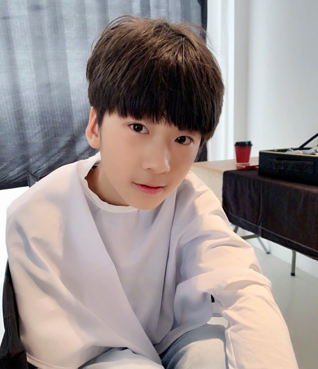 曾和爸爸张亮一起参与节目《爸爸去哪儿》的张天天,最近因被爆出恋爱的话题而迅速登上热搜榜。