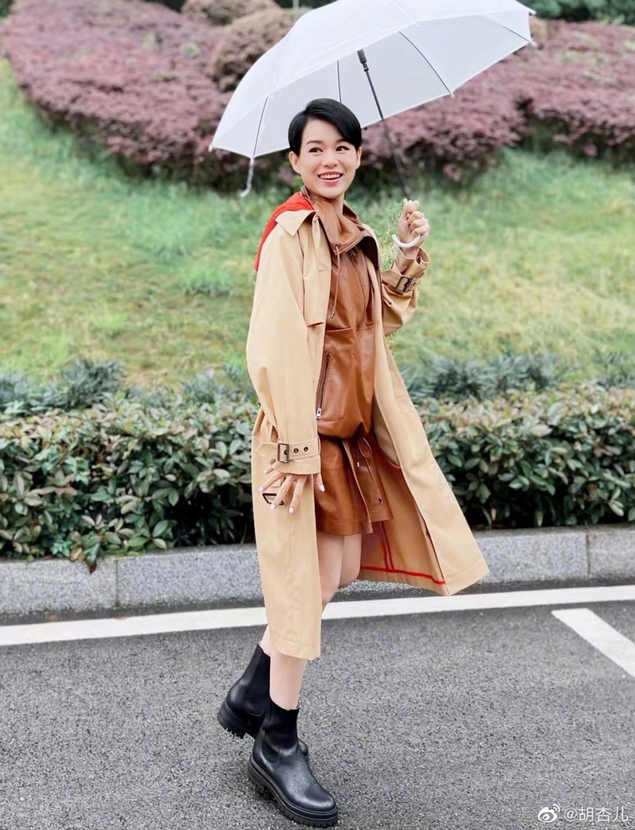 当选港姐后为减轻家庭负担放弃学业,毅然进入了演艺圈。