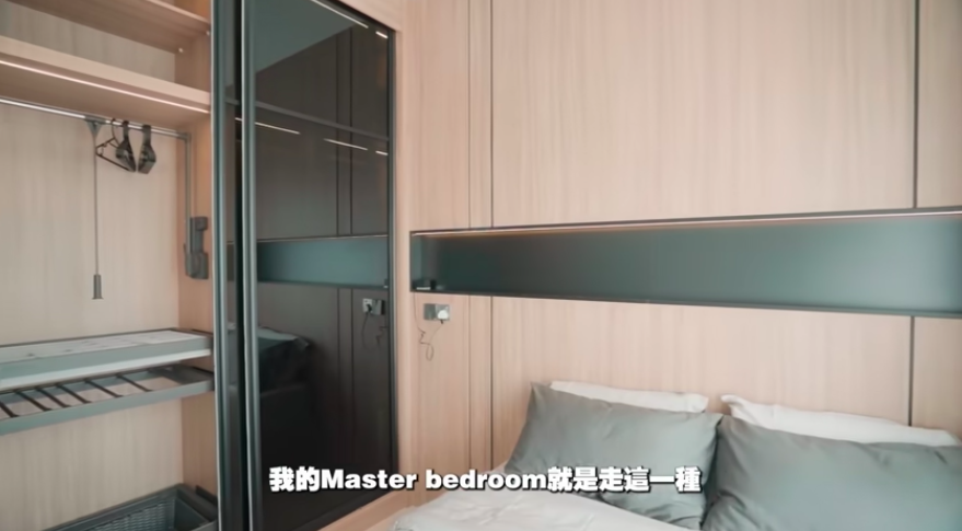 另外,主人房走得是暗色系的风格