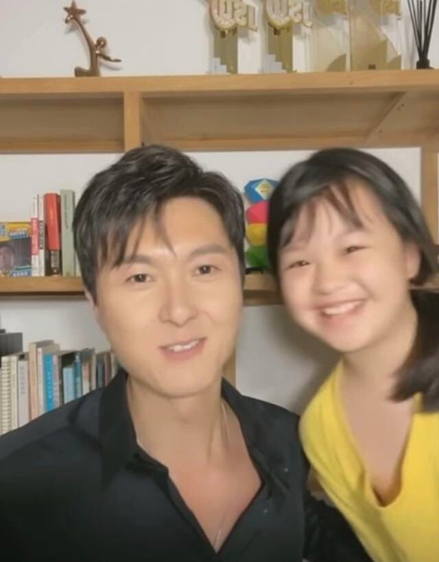 从眼神交流中能感受到王浩信父爱满满,毫无陌生感