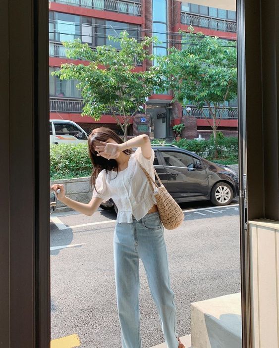 在选择裙子还是裤子适合自己的时候，最重要就是看整体的身材比例。像是结果A大于1.5的是和穿裤子，可以更好的凸显出大长腿，视觉上可以增加身高哦！