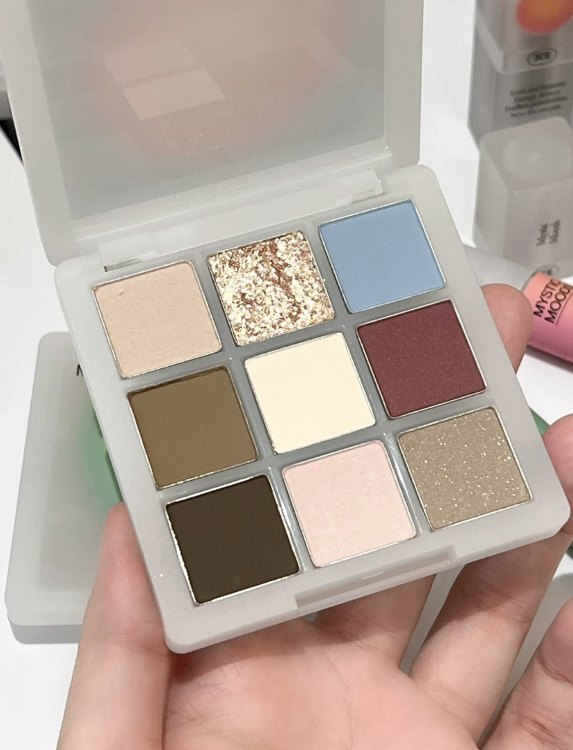 这次新推出的眼影盘最有人气的就是 #Ocean Waves盘啦！