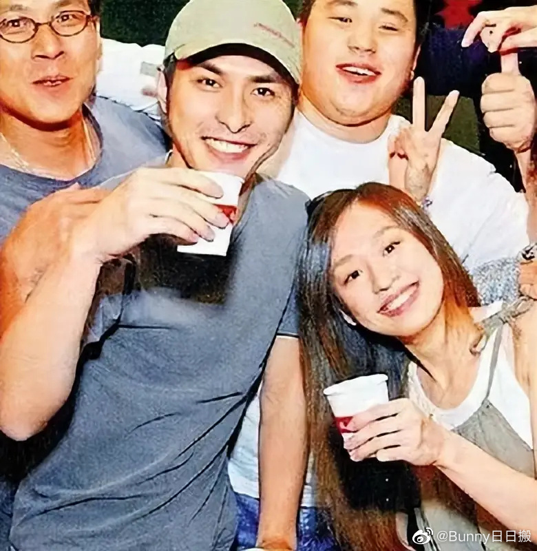 在王心凌17岁那年,客串出演了《车正在追》,期间与范植伟相识相恋。