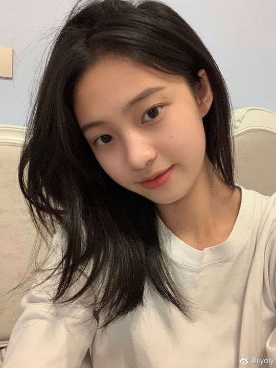 每次清洁脸部、卸妆时不够干净,会导致毛孔堵塞造成长痘和闭口问题。