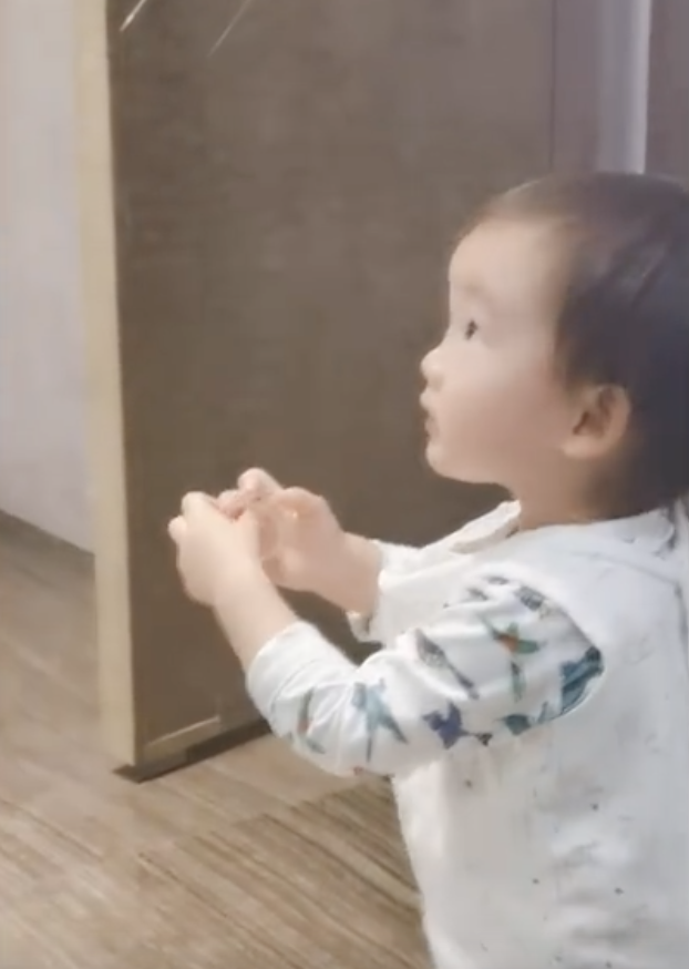 Ana 无意间露出侧颜样子神似苗苗，五官超秀气