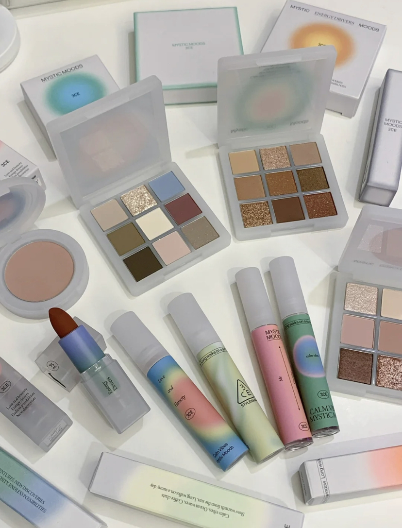 全系列新品有3种不同色号眼影盘，腮红和口红分别都推出了2款新色号，唇釉则有4款色号选择哦！