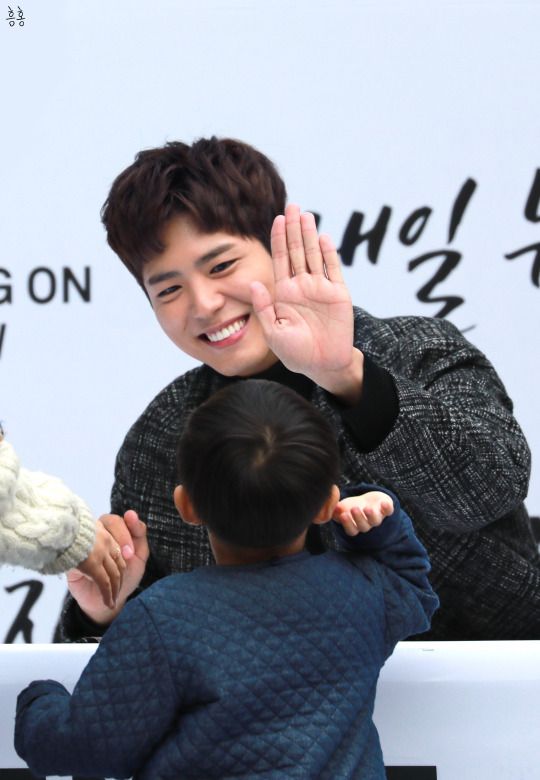 育幼院方表示朴宝剑在这十年来一直低调地做着善事,因为他的善良和真心让大家都感到非常温暖。