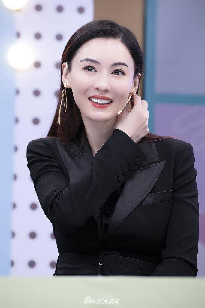 还扮演起父亲角色努力工作赚钱养家成为他们最厚实肩膀