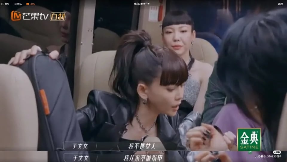 阿雅的高情商体现在对于文文的两次帮助。