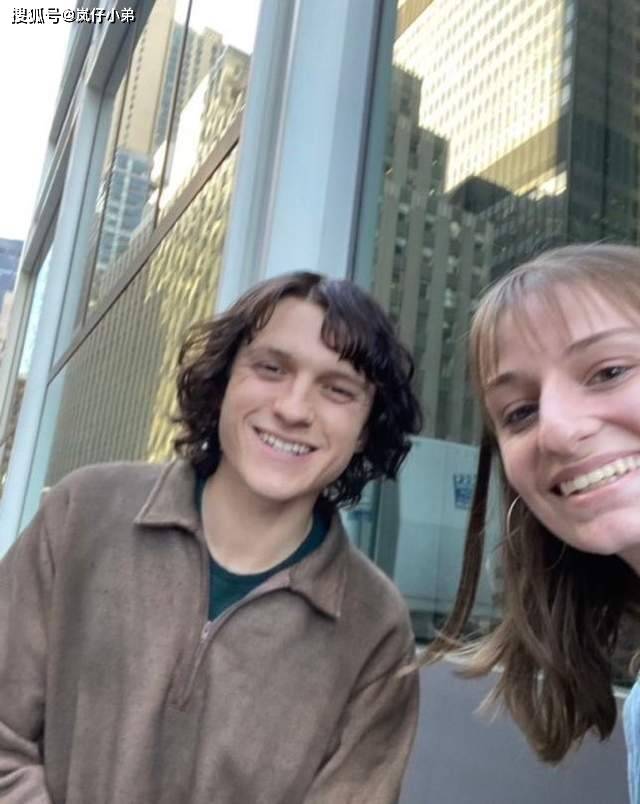 有粉丝成功野生捕获到Tom Holland和他合照。