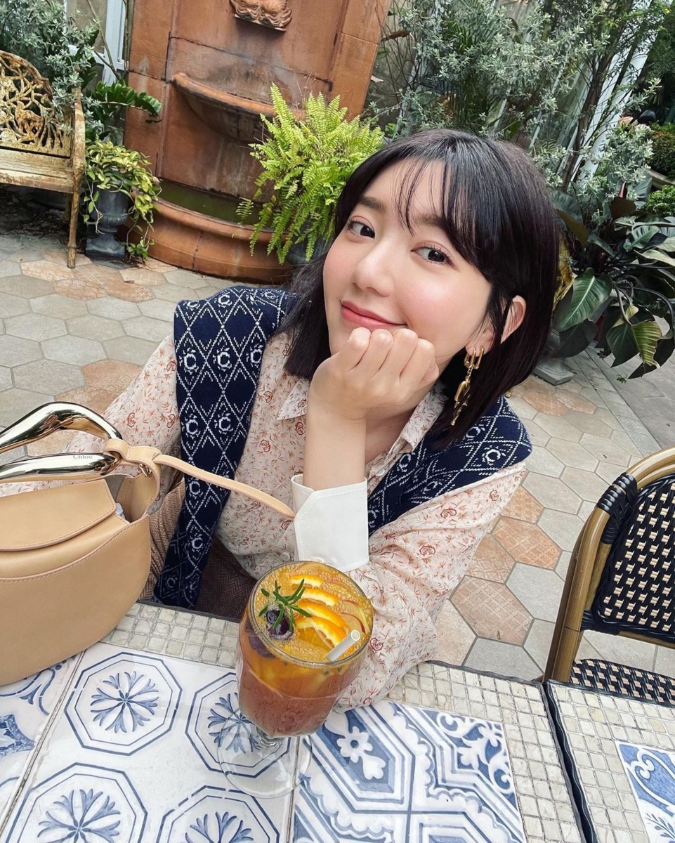 事后两人也先后否认这段恋情,并强调和对方只是好朋友关系。