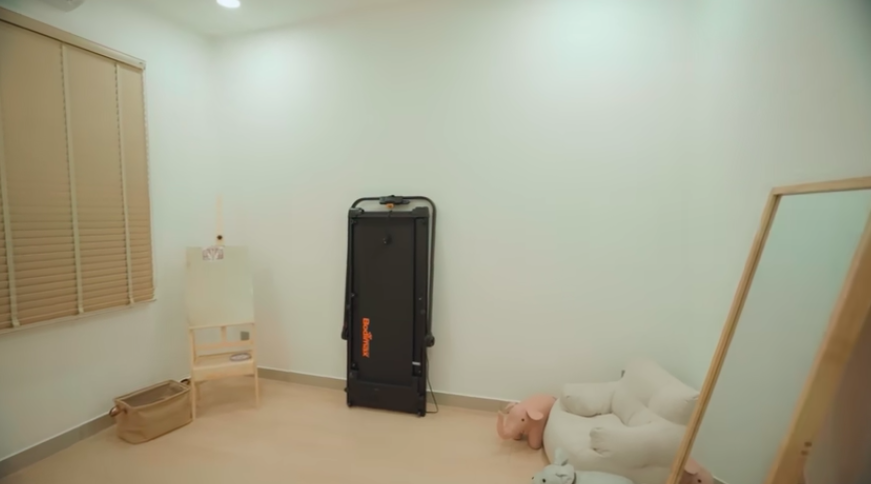 至于另一间则是 Gladish 的收纳房间