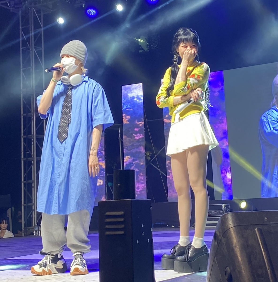 她继续放闪和大家说男朋友也来到现场了，现场瞬间迎来了欢呼声。