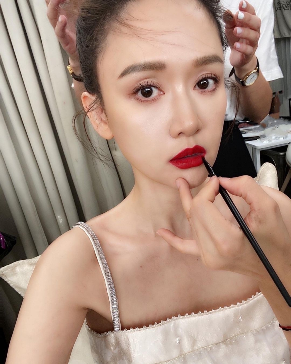 她无奈表示,有些人会阴阳怪气的开始疯狂谩骂她,或是讽刺我恋爱脑不工作诅咒我婚姻不幸福。