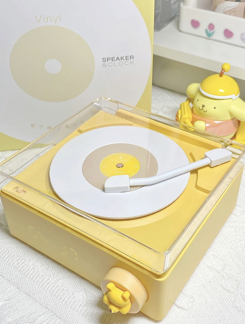 奶油黄的外表真的非常特别,外表是现代风的黑胶唱机,还配上了一个调节音量的扭转键哦。