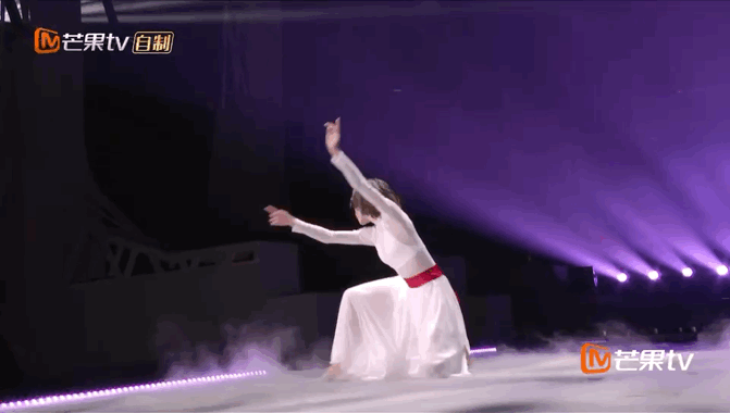 在《乘风破浪》的舞台上,吴谨言搭配剧集主题曲《雪落下的声音》选择以柔情十足的芭蕾舞作为“初舞台表演”。