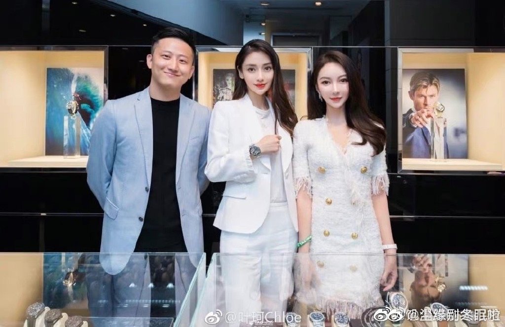 就在网上发了一张她和她老公还有baby合照!