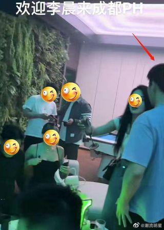 李晨却专注玩游戏拒绝与他们有进一步的交流