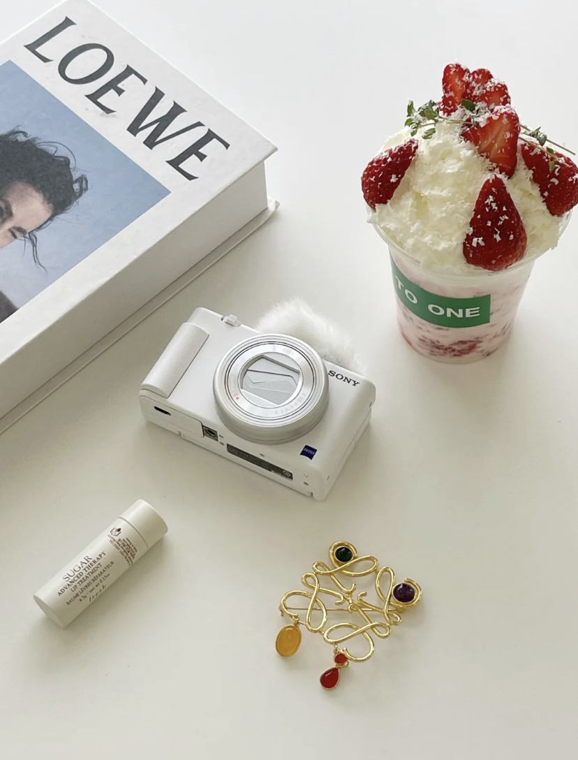 拥有三档美颜功效还有超高的色彩还原度,无论是拍视频或照片对焦效果迅速!