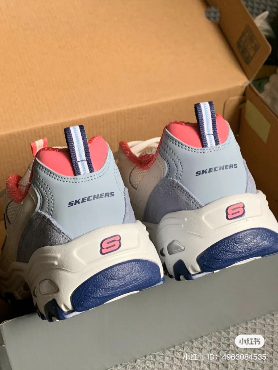 以蓝莓的冷色调加上超柔美的桃粉色的撞色细节，瞬间把元气感拉满