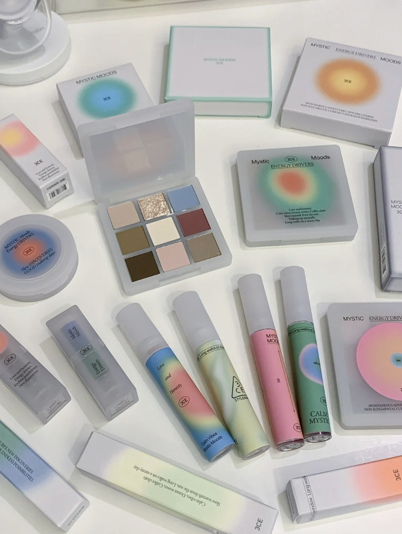 这次的唇釉分别有4种色号选择，分别有两款雾面唇釉和镜面唇釉！