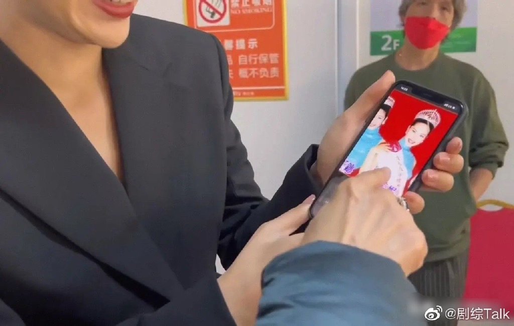 叶倩文回忆起当时身为竞选港姐评委的身份时,还忍不住对胡杏儿大加称赞~