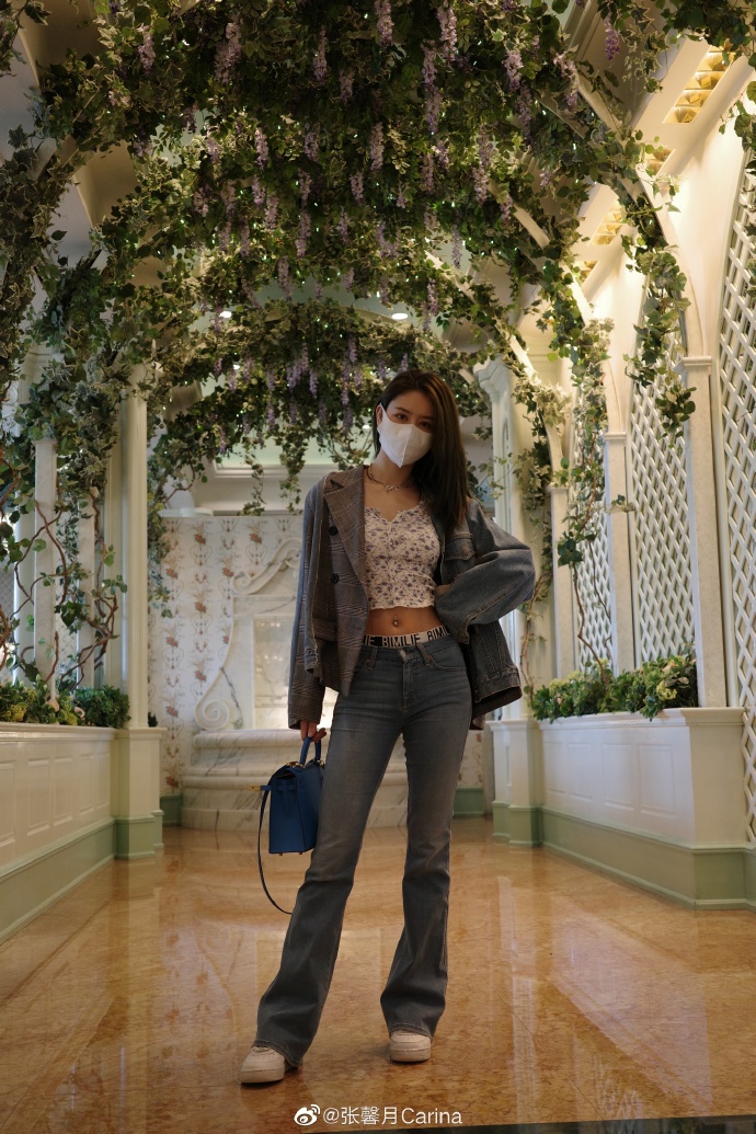 这已经不是第一次网友批评张馨月的穿着很俗