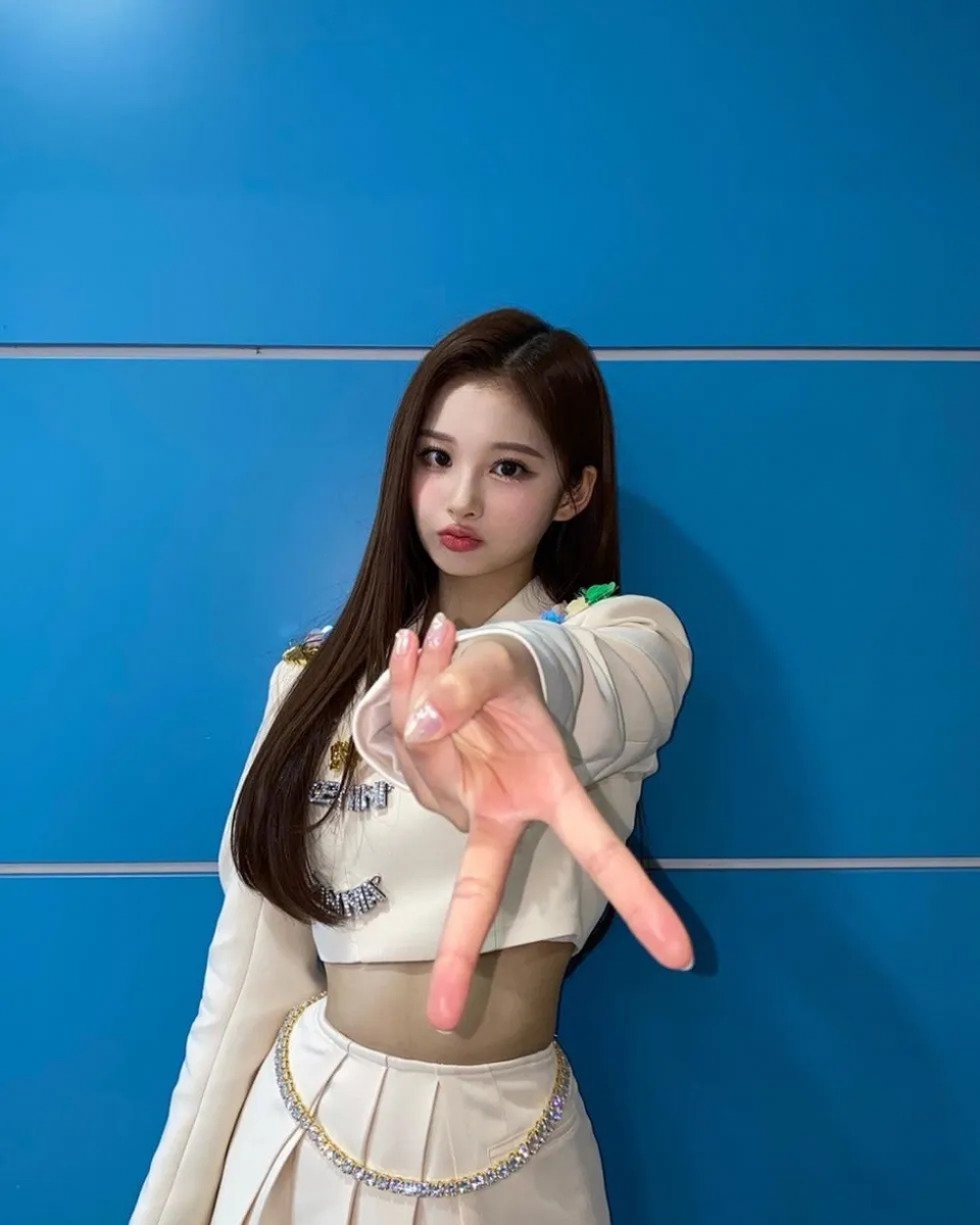 继 Gyaru Peace 倒 V 手势后