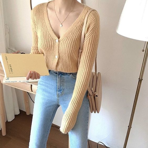 最适合的绝对是直筒裤和阔腿裤，能够轻松遮盖住腿型的缺点又拉长身高！