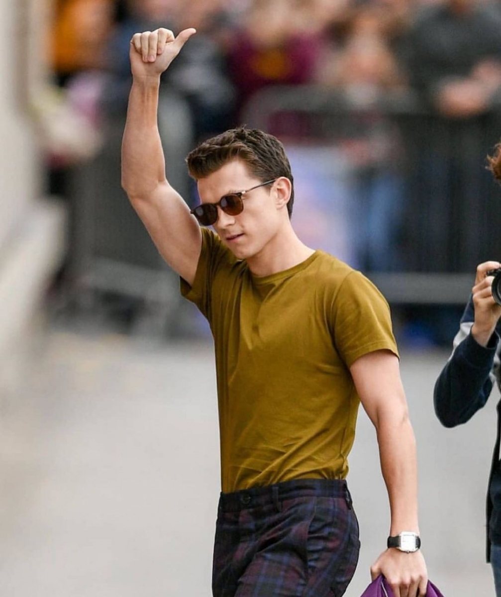 尤其是他经典的梳油头造型或亮出额头，非常符合英伦帅哥外貌～