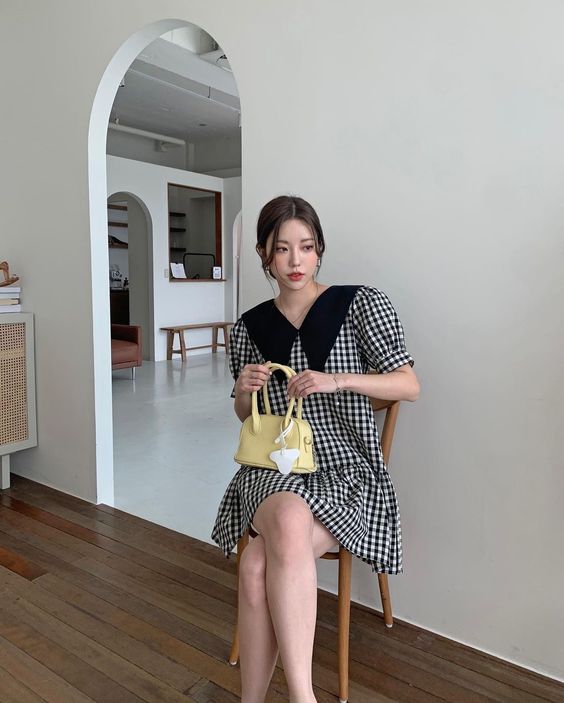 最主要是选择对下半身没有拘束的款式，这样就可以穿出完美曲线感啦～