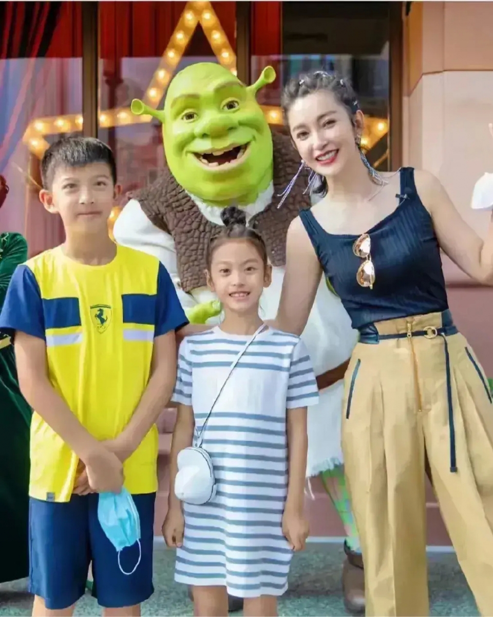 而现年49岁的李冰冰对待感情生活的坦荡和通透令人赞叹。