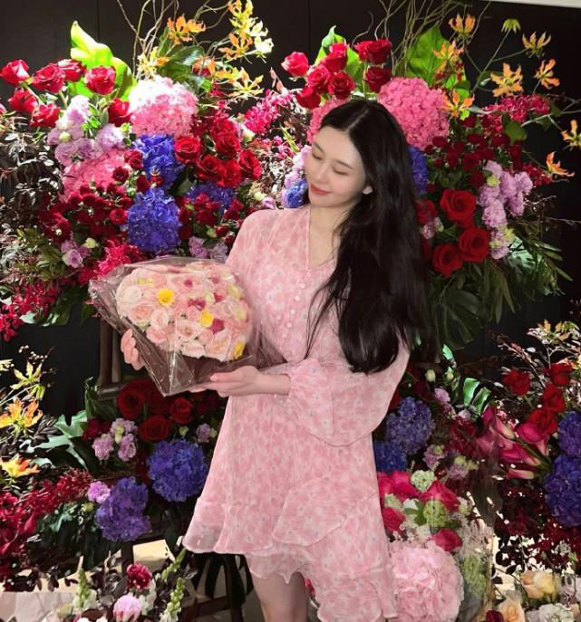 大女儿沈月也在个人社交账号晒出一组妈妈生日现场照。