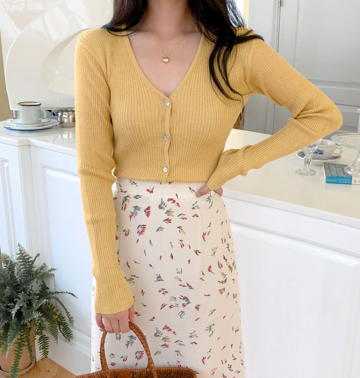 放心入手长度达膝盖或以下的裙子，这种款式可以遮盖住缺点又方便。