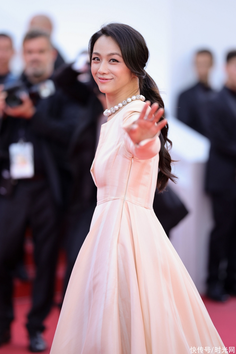 汤唯当天身着一袭白色深V领礼服，优雅亮相首映红毯，也因此话题度大增。