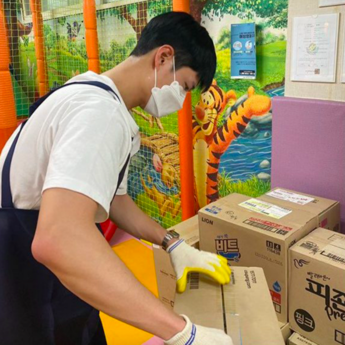 朴宝剑的官咖「宝剑福祉部」近日公开了朴宝剑在儿童节为育幼院做义工的照片。