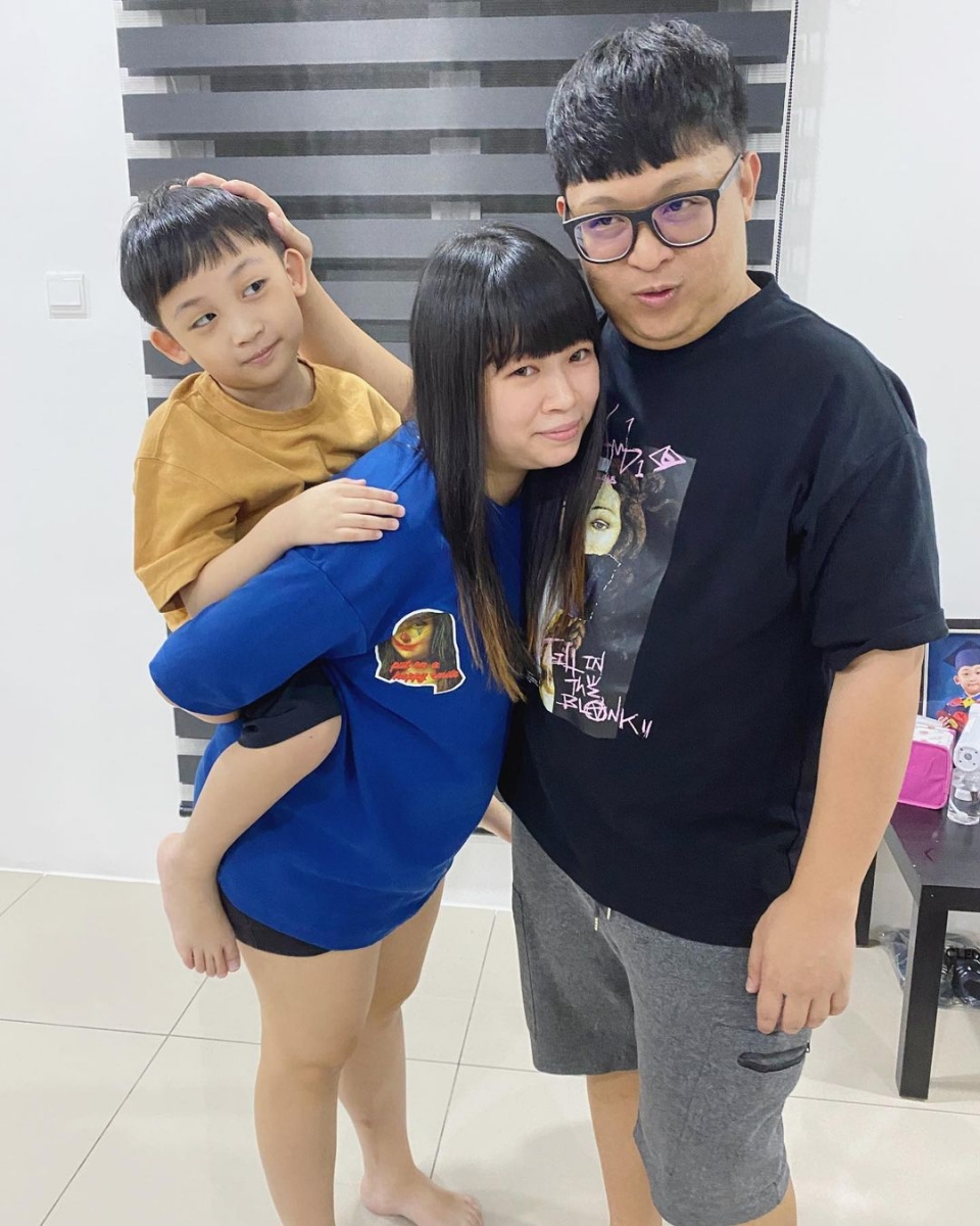 为了让阿轩学习管理金钱,还一步一步耐心地教他数钱